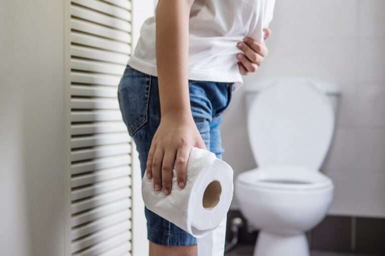 persoon met toiletpapier in de hand en buikpijn